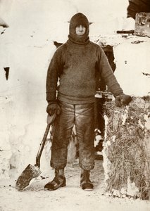 Kapten L. E. G. Oates vid stalldörren, 30 augusti 1911, 1913 av Herbert Ponting