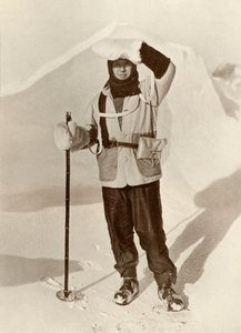Kapten Scott bär plånboken i vilken han bar sina slädejournaler, c1910-1911, 1913 av Herbert Ponting