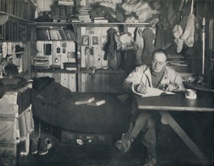 Kapten Scott skriver sin dagbok i hyddan vid Cape Evans, c1911, 1914. av Herbert Ponting