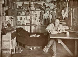 Kapten Scott in His Den, c1911, 1913 av Herbert Ponting