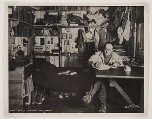 Kapten Scott skriver sin dagbok under Terra Nova-expeditionen (1910-13) till Sydpolen (bromidtryck) av Herbert Ponting