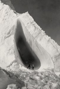 Grotta uthuggen i isen av Herbert Ponting