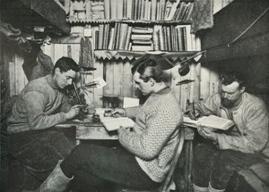 Debenham, Gran och Taylor i deras skåp, 18 maj 1911, 1913