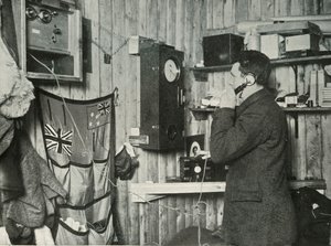 Dr. Simpson i kojan vid andra änden av telefonen Timing the observation, c1911, 1913 av Herbert Ponting