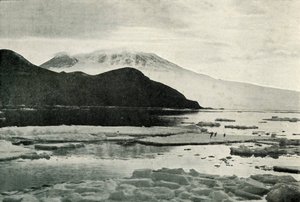 Entering McMurdo Sound - Cape Bird and Mount Erebus, c19101913, 1913 av Herbert Ponting