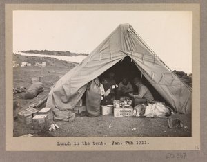Fyra expeditionsmedlemmar äter lunch i ett tält av Herbert Ponting