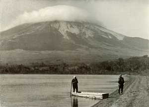 Fuji från Three-Days-Moon Lake, 1910. av Herbert Ponting