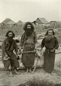 Happu Konno, Jägaren i centrum och två Ainu-fiskare, 1910. av Herbert Ponting