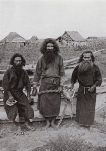 Happukonno, jägaren (i mitten) och två Ainu-fiskare (s/v foto) av Herbert Ponting