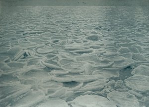 Tungt pack där skeppet hölls uppe, 1912, 1913. av Herbert Ponting