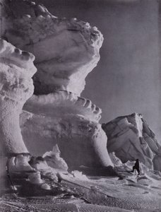 Slottsbergs isbastioner (s/v foto) av Herbert Ponting