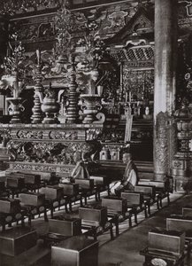 Interiör av ett buddhistiskt tempel (s/v foto) av Herbert Ponting