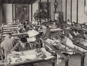 Japan på 1920-talet: Broderiskola i Kyoto (s/v foto) av Herbert Ponting