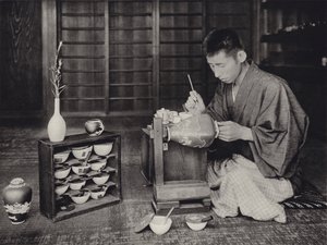 Japan på 1920-talet: Måla porslin (s/v foto) av Herbert Ponting