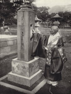 Japan på 1920-talet: Bönhjul och buddhistisk präst (s/v foto) av Herbert Ponting
