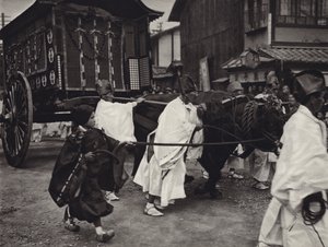 Japan på 1920-talet: Shintoistisk begravning av en person av hög rang (s/v foto) av Herbert Ponting