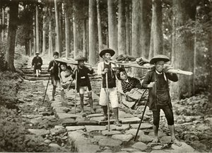Japanska damer som går till helgedomarna, Nikko, 1910. av Herbert Ponting