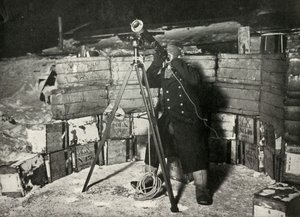Lieut. Evans observerar en ockultation av Jupiter, 8 juni 1911, 1913 av Herbert Ponting