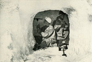 Lieut. Evans och Nelson skär en grotta för kylförvaring, 12 januari 1911, 1913 av Herbert Ponting