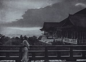 Moni ght at Kiyomizudera (b/w p hot) av Herbert Ponting