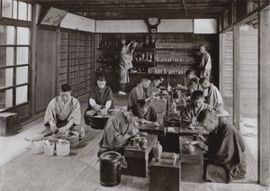 Namikawas arbetsrum och personal (s/v foto) av Herbert Ponting
