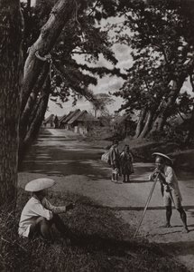 På den gamla Tokaido (s/v foto) av Herbert Ponting