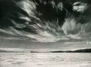 Anmärkningsvärda cirrusmoln över Barne-glaciären, 19 december 1911, 1913 av Herbert Ponting