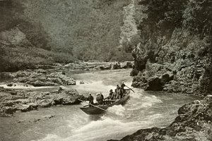 Att skjuta forsarna i Katsura-Gawa, 1910. av Herbert Ponting