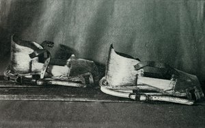 Skidskor för användning med Finnesko, c19101913, 1913 av Herbert Ponting
