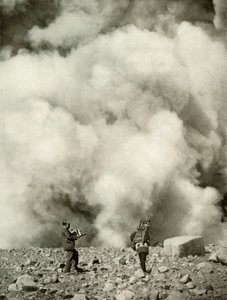 Rök och ånga stiger upp från Asamaskratern efter explosionen, 1910. av Herbert Ponting