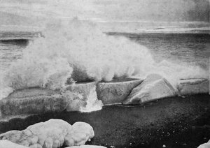 Surfing Breaking Against Stranded Ice at Cape Evans, c19101913, 1913 av Herbert Ponting