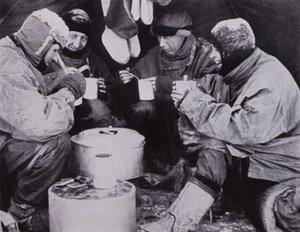 "Den kvällen åt de julmat" (s/v bild) av Herbert Ponting