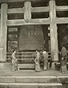 Den stora klockan vid Chio-In-templet, 1910. av Herbert Ponting
