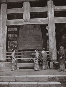 The Great Bell at Chio-in Temple (s/v foto) av Herbert Ponting