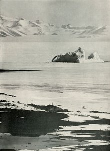 Kojan och västra bergen från toppen av rampen, c19101913, 1913. av Herbert Ponting
