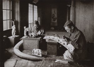 The Ivory Carvers (s/v foto) av Herbert Ponting