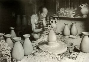 The Potter at his Wheel, 1910. av Herbert Ponting