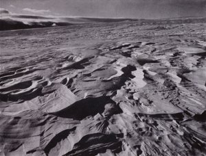 "De stora vågorna av frusen snö som kastas upp av vinden" (s/v foto) av Herbert Ponting