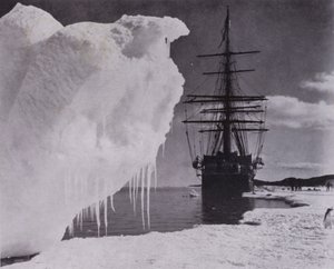 "Landningen vid isfoten nära Cape Evans" (s/v foto) av Herbert Ponting