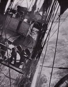 "Skeppet hävde och spände och föll som en kork" (s/v foto) av Herbert Ponting