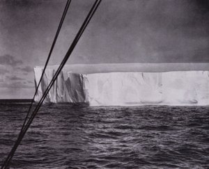 "De såg sitt första isberg" (s/v foto) av Herbert Ponting