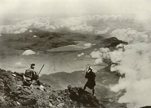 Two Miles Above the Clouds, 1910. av Herbert Ponting