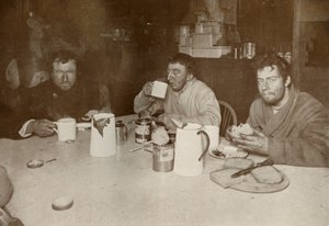 Wilson, Bowers och Cherry-Garrard på deras återkomst från Cape Crozier, 1 augusti 1911, 1913 av Herbert Ponting