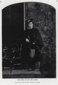 Kung Edward VII i murbruksbräda och klänning vid Oxford University (s/v foto)