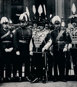 Den blivande kungen Edward VII och officerare i Queen