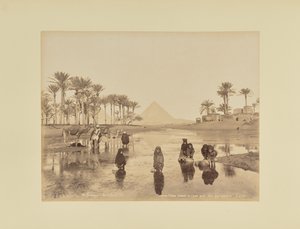 Kvinnor, Fellahs, hämtar vatten nära pyramiderna, Kairo av Hippolyte Arnoux