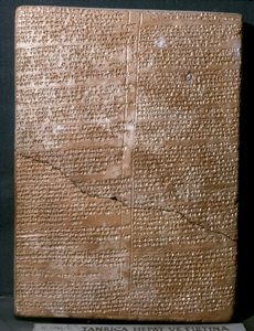 FORNTIDA ORIENTAL KONST (hettitisk): Kilskriftstavla på hettitiska språket. Ba... av Hittite