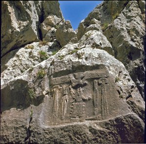Låg relief med en karaktär under en ailee-varelse. omkring 1250-1220 f.Kr. av Hittite