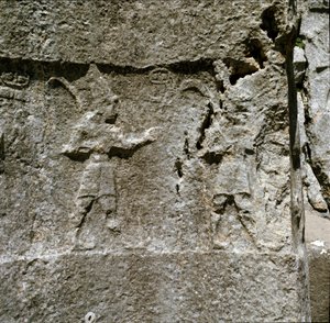 Lågrelief med två karaktärer. Omkring 1250-1220 f.Kr. av Hittite