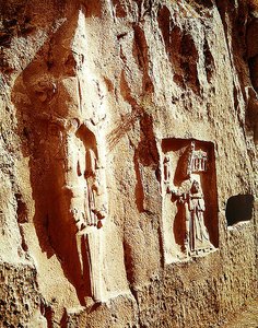 Svärdguden och Tudhaliya IV omfamnade av en Gud av Hittite